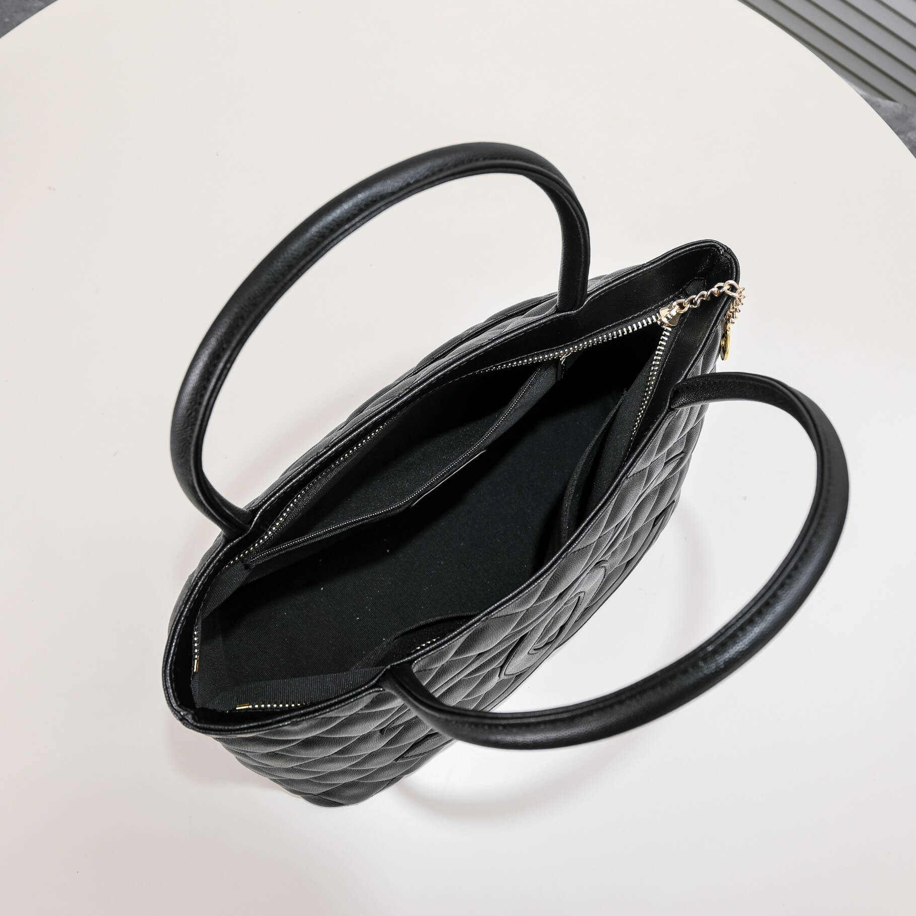 CHANEL Medallion tote bag - Image 8